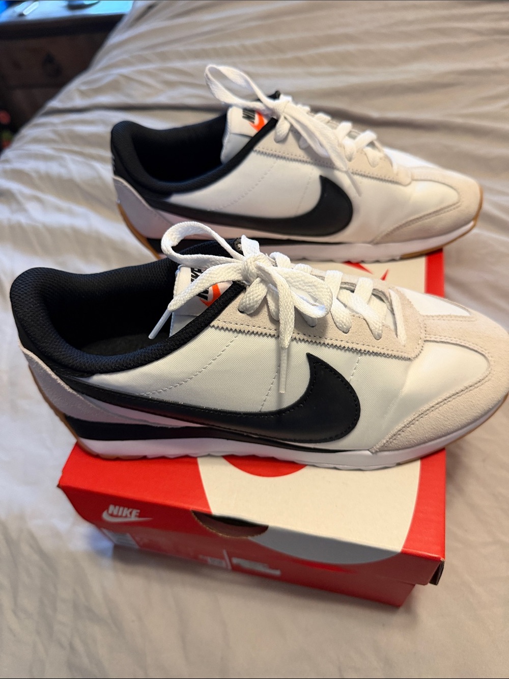 Nike Womens White Black Retro-Style Running Sneakers size 8.5